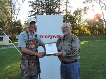 Onondaga County Federation of Sportsmen's Clubs President Stephen Wowelko (right) presents Honeywell Syracuse Program Director John McAuliffe with a plaque during the volunteer dinner.