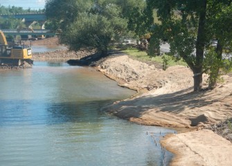 Erosion control blankets made of coconut and straw are placed along the shoreline to protect seeds and insulate the ground, accelerating germination.