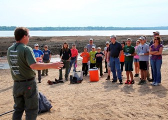 Steve Mooney, managing scientist at O’Brien & Gere and Corps volunteer, briefs a group of attendees before they begin planting along the Onondaga Lake shoreline.