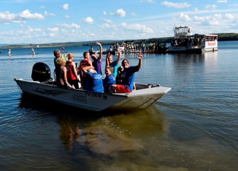 One of the last boats ferrying swimmers to the platform departs shortly before 6:00pm.