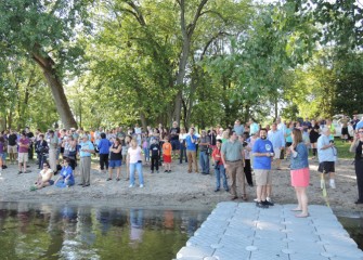 The crowd of approximately 300 spectators moves closer to shore before the jump.