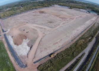 The final truckloads of soil for the leveling layer are delivered to the consolidation area.