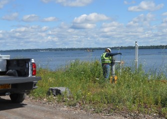 A worker uses an inclinometer to measure the slope of the underground barrier wall as part of regular monitoring.