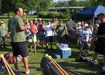 Tim Johnson (left), Senior Managing Scientist at Anchor QEA, welcomes volunteers and orients them to the evening’s action plan.