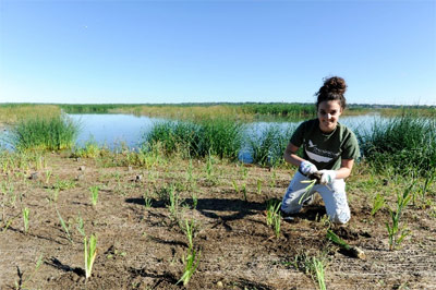 02 “This is my first time volunteering with the Onondaga Lake Conservation Corps,” said Lydia Giordano, a student from Onondaga Community College. “I feel a responsibility for Onondaga Lake and privileged to be a part of helping to improve it. Onondaga Lake presents an opportunity for the community to come together. Events like this help people to understand that the lake is a resource.”