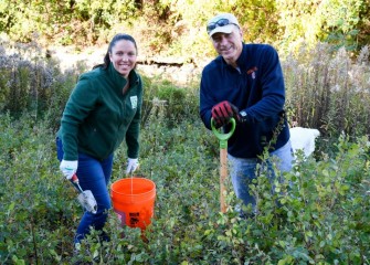 Conservation Corps volunteers Madison Quinn (left), from Onondaga County Save the Rain, and Honeywell Syracuse Program Director John McAuliffe.